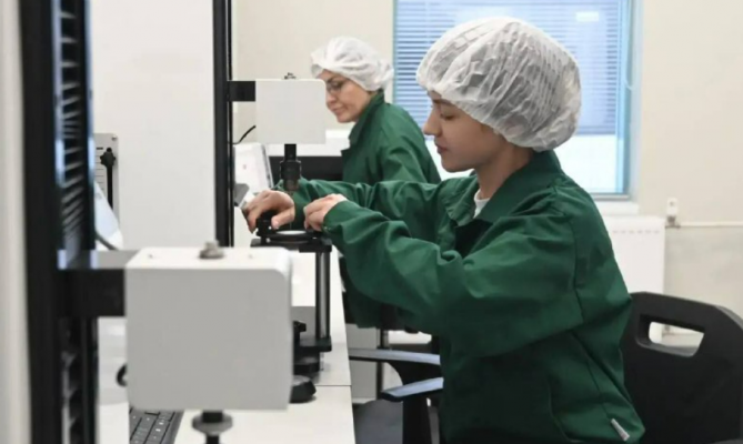 Александр Дрозденко побывал на новом высокотехнологичном производстве медицинских изделий