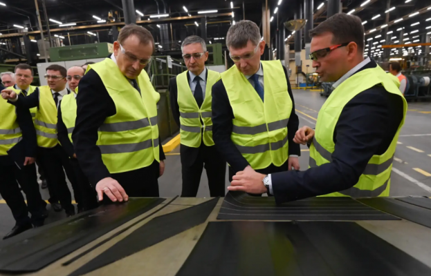 Губернатор Александр Дрозденко познакомил главу Минэкономразвития  Максима Решетникова с производством Ikon Tyres